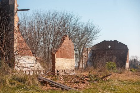 Téléchargez les photos : Vieux bâtiment abandonné dans la ville - en image libre de droit