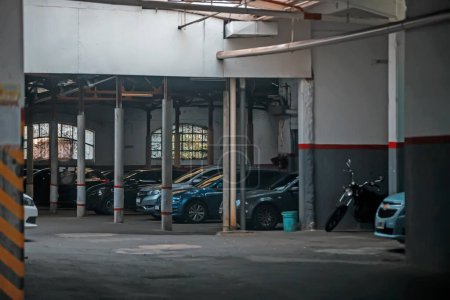 Téléchargez les photos : Parking souterrain dans le bâtiment - en image libre de droit