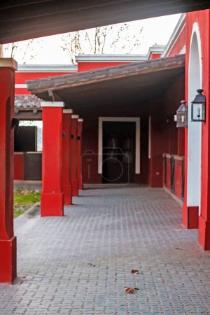 Foto de Edificio rojo con puerta - Imagen libre de derechos