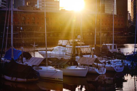 Téléchargez les photos : Port de ville au coucher du soleil - en image libre de droit