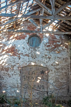 Foto de Viejo edificio abandonado con un viejo techo roto - Imagen libre de derechos
