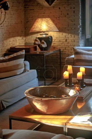 Téléchargez les photos : Salon confortable avec cheminée et bougies - en image libre de droit