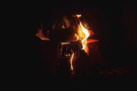 Foto de Fuego ardiente en la noche - Imagen libre de derechos