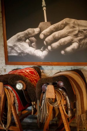 Foto de Establo de caballos con sillas de montar - Imagen libre de derechos