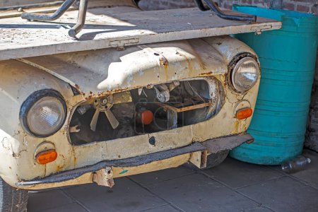 Téléchargez les photos : Vieille voiture abandonnée à Buenos Aires - en image libre de droit