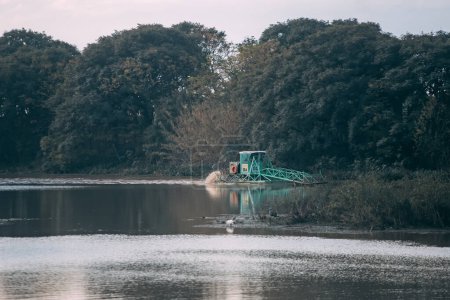 Téléchargez les photos : Un bateau sur la rivière - en image libre de droit