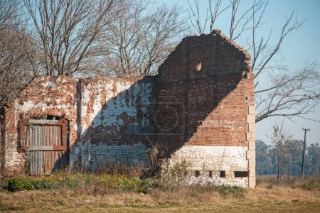 Téléchargez les photos : Vieille maison abandonnée dans la ville - en image libre de droit