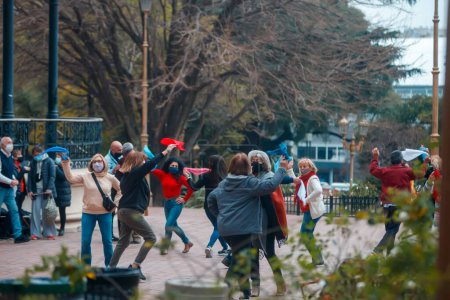 Téléchargez les photos : Des gens dansant dans la rue - en image libre de droit