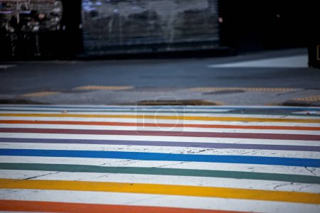 Téléchargez les photos : Traversée piétonne colorée dans la ville - en image libre de droit