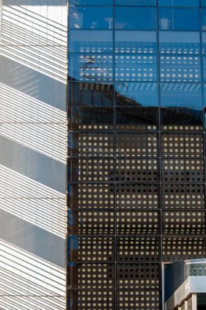 Foto de Edificio de oficinas con fachada de ventanas de cristal - Imagen libre de derechos