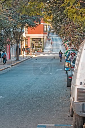 Foto de BUENOS AIRES, ARGENTINA - April 13, 2022: Street scene with architecture, transport and people - Imagen libre de derechos