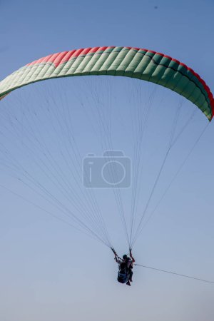 Foto de Hombre parasailing en el aire con un paracaídas - Imagen libre de derechos