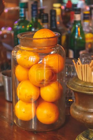 Téléchargez les photos : BUENOS AIRES, ARGENTINE - 13 avril 2022 : Pot d'oranges au bar Intérieur - en image libre de droit