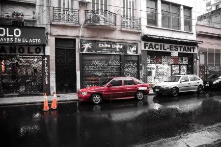Téléchargez les photos : BUENOS AIRES, ARGENTINA - April 13, 2022: Street scene with architecture, transport and people - en image libre de droit