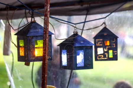 Téléchargez les photos : Trois lanternes bleues suspendues à une ficelle - en image libre de droit