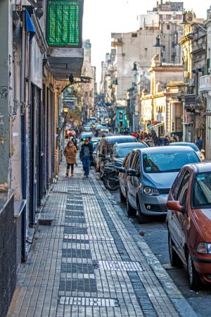 Foto de BUENOS AIRES, ARGENTINA - April 13, 2022: Street scene with architecture, transport and people - Imagen libre de derechos