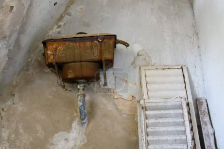 Téléchargez les photos : Toilettes dans une salle de bain sale dans une maison abandonnée, Rio de Janeiro - en image libre de droit
