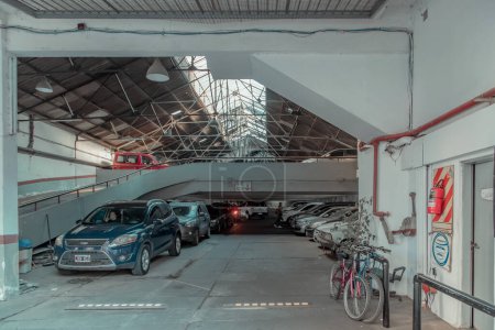 Foto de Un aparcamiento con un montón de coches aparcados en él - Imagen libre de derechos