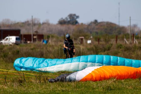 Téléchargez les photos : Une personne à vélo avec un parachute - en image libre de droit