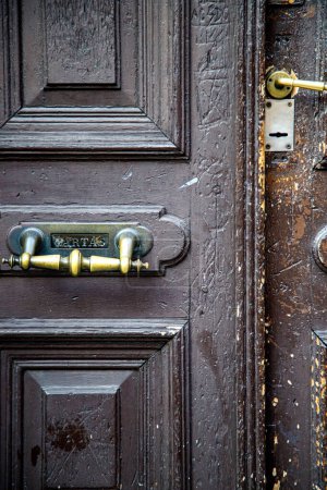 Foto de Puerta con asas de bronce y cerradura - Imagen libre de derechos