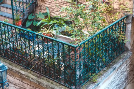 Téléchargez les photos : Plantes en pot sur balcon avec jardinière et rampe - en image libre de droit
