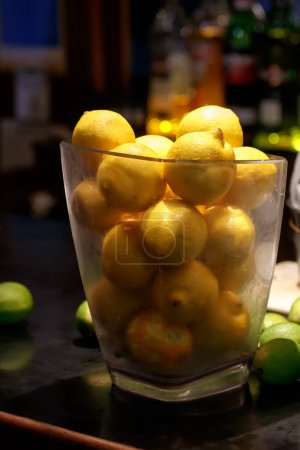 Foto de Cuenco de vidrio lleno de limones y limas - Imagen libre de derechos