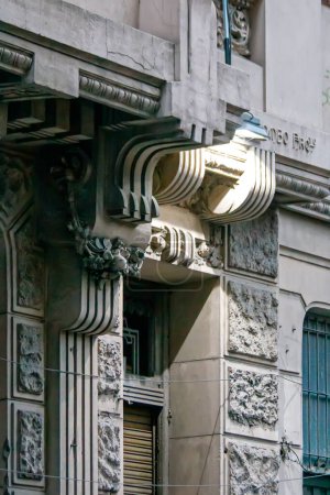Téléchargez les photos : BUENOS AIRES, ARGENTINE - 18 avril 2023 : Façade de vieux bâtiments - en image libre de droit