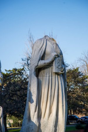 Téléchargez les photos : Statue sans tête d'une femme dans le parc - en image libre de droit