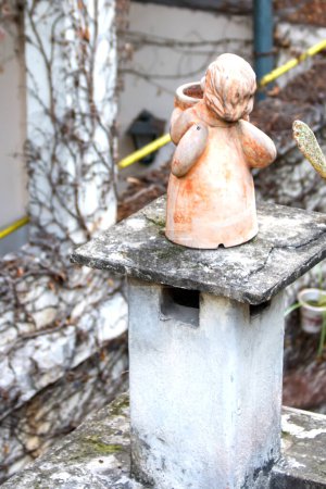 Téléchargez les photos : Statue d'un petit ange sur un pilier de pierre - en image libre de droit