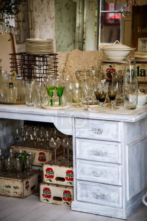 Téléchargez les photos : Vieille table antique vintage dans un café. - en image libre de droit