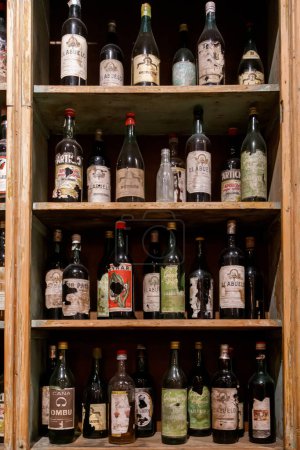 Foto de Botellas de alcohol en bar - Imagen libre de derechos