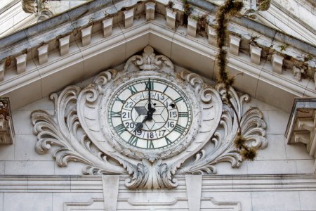 Téléchargez les photos : Vieille horloge sur le mur du bâtiment - en image libre de droit