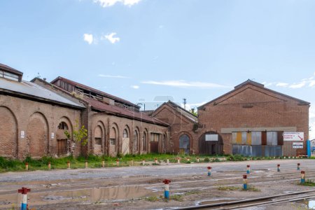Téléchargez les photos : Ancienne usine industrielle avec un grand nombre de briques et un mur de briques. - en image libre de droit