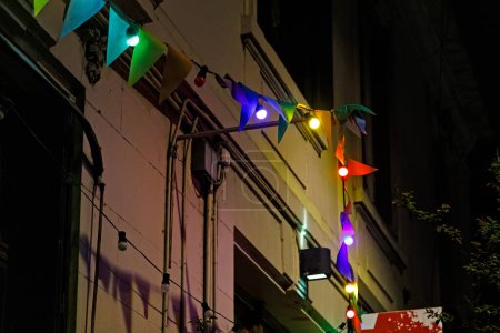 Téléchargez les photos : Lumières colorées sur le sapin de Noël dans la rue - en image libre de droit