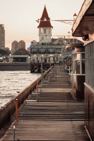 Foto de El muelle en el mar por la mañana - Imagen libre de derechos