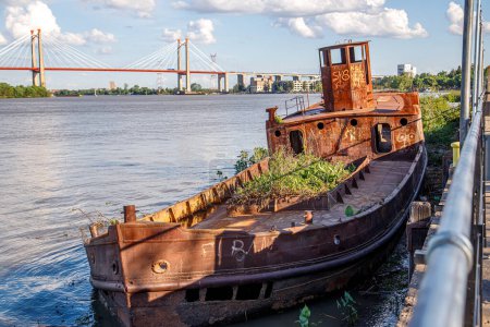 Téléchargez les photos : Vieux bateau au bord de la rivière - en image libre de droit