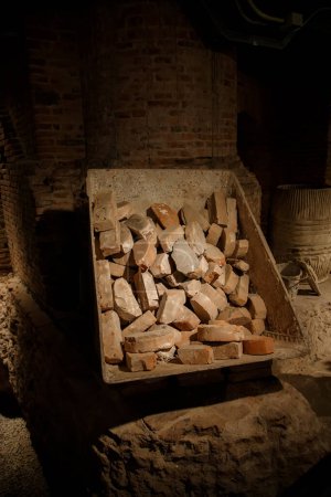 Foto de Antigua chimenea de madera en la habitación - Imagen libre de derechos