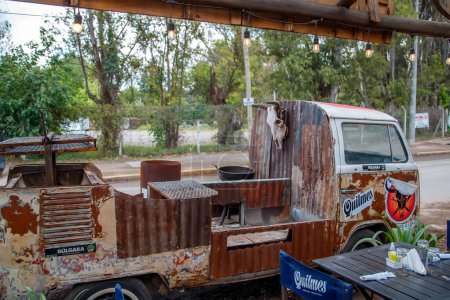 Téléchargez les photos : Vieux camion en métal rouillé dans la ville - en image libre de droit
