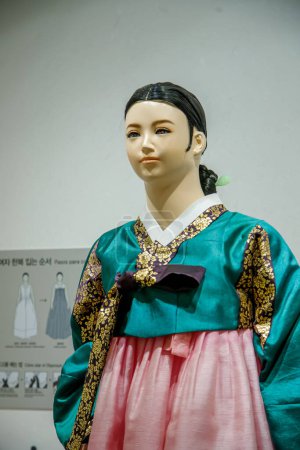 Foto de Una hermosa toma de un kimono tradicional japonés en un museo - Imagen libre de derechos