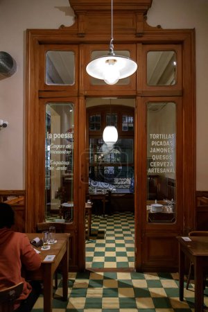 Téléchargez les photos : BUENOS AIRES, ARGENTINE - 13 avril 2022 : Ancien bar intérieur - en image libre de droit