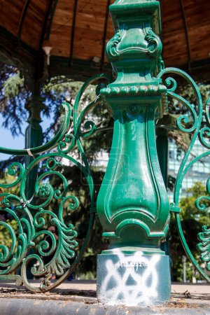 Téléchargez les photos : BUENOS AIRES, ARGENTINE - 13 avril 2022 : Ancien pavillon pittoresque dans le parc - en image libre de droit