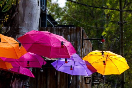Foto de Fondo colorido de paraguas colgantes en Buenos Aires - Imagen libre de derechos