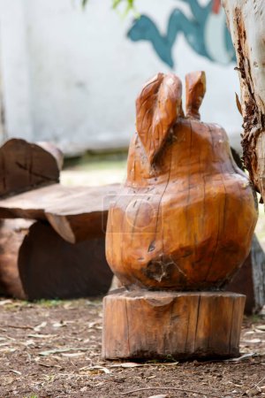 Foto de Escultura de madera de troncos de árboles - Imagen libre de derechos