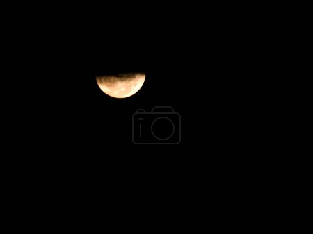 Téléchargez les photos : Lune sur un fond sombre - en image libre de droit