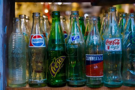 Téléchargez les photos : Bouteilles en verre de différentes boissons sur le comptoir du magasin - en image libre de droit