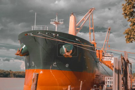 Téléchargez les photos : Cargo dans le port - en image libre de droit