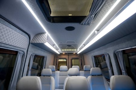 cómodo autobús de pasajeros interior con asientos tapizados