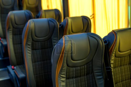 Foto de Cómodo autobús de pasajeros interior con asientos tapizados - Imagen libre de derechos