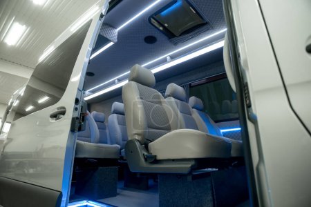 confortable intérieur d'autobus de passagers avec des sièges rembourrés