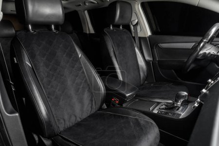Téléchargez les photos : Housse de siège en tissu dans une voiture dans un intérieur noir - en image libre de droit